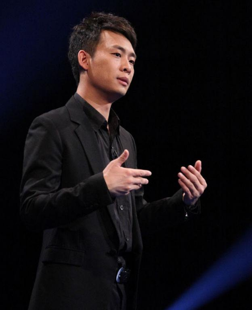 张译|初恋昏迷10年去世，现任大他6岁还是二婚，相爱14年无儿无女