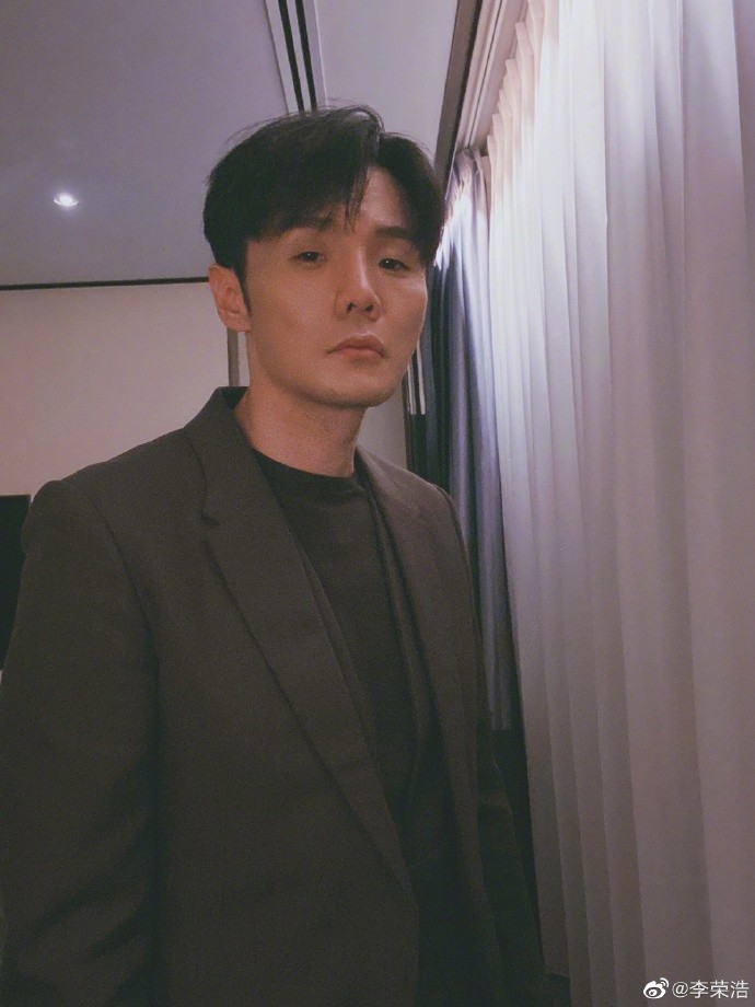 李荣浩|李荣浩35岁生日，杨丞琳晒合影称想他了，李荣浩：我也是