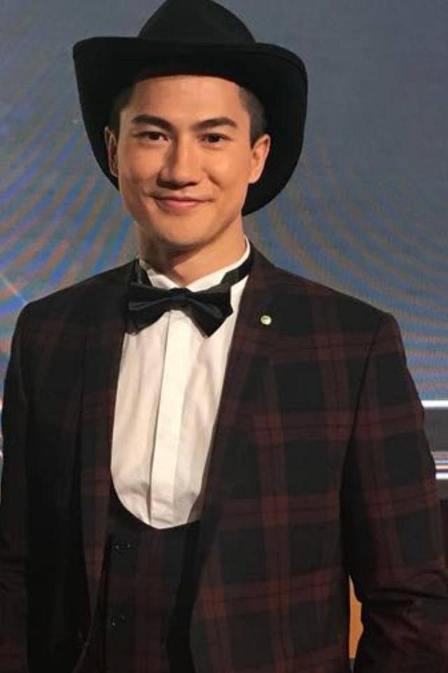 家庭也是富裕,父亲做制衣厂发家,郭子豪平时自己在半山以三万五一个月