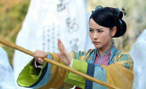 金庸|金庸笔下的帮派有三次首脑换代，是由年轻人传位给老人