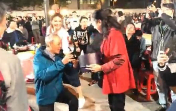 tvb|TVB老戏骨黄昏恋迎来结婚2周年 夫妻俩甜蜜共进晚餐拍恩爱合影