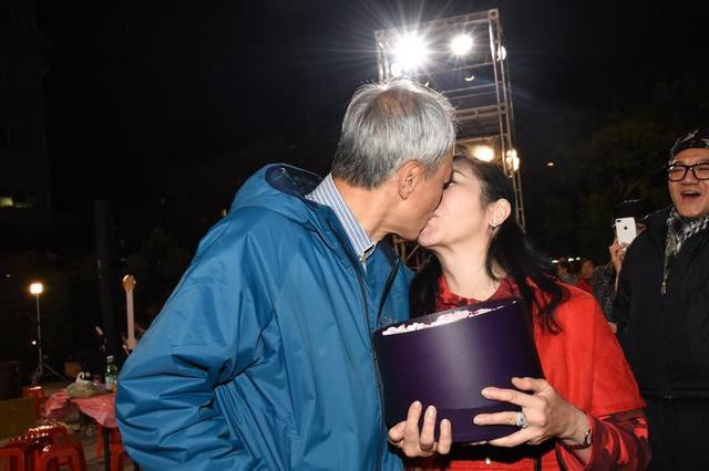 tvb|TVB老戏骨黄昏恋迎来结婚2周年 夫妻俩甜蜜共进晚餐拍恩爱合影