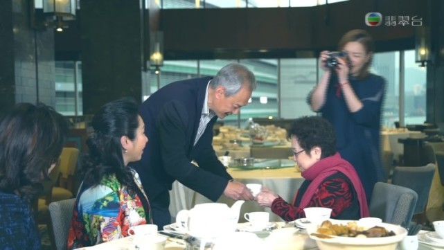 tvb|TVB老戏骨黄昏恋迎来结婚2周年 夫妻俩甜蜜共进晚餐拍恩爱合影