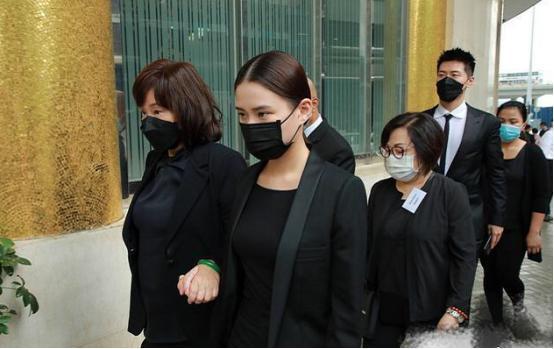 何超莲|窦骁何超莲牵手出席赌王丧礼，成准女婿男友力爆棚，网友：太般配了