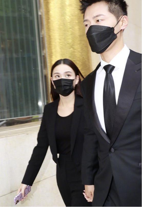 何超莲|窦骁何超莲牵手出席赌王丧礼，成准女婿男友力爆棚，网友：太般配了
