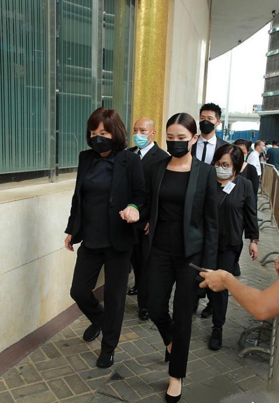 何超莲|窦骁何超莲牵手出席赌王丧礼，成准女婿男友力爆棚，网友：太般配了