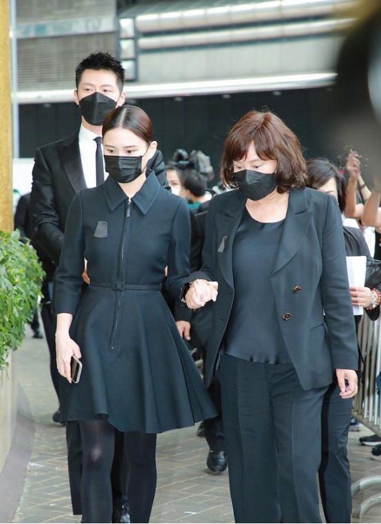 何超莲|窦骁何超莲牵手出席赌王丧礼，成准女婿男友力爆棚，网友：太般配了