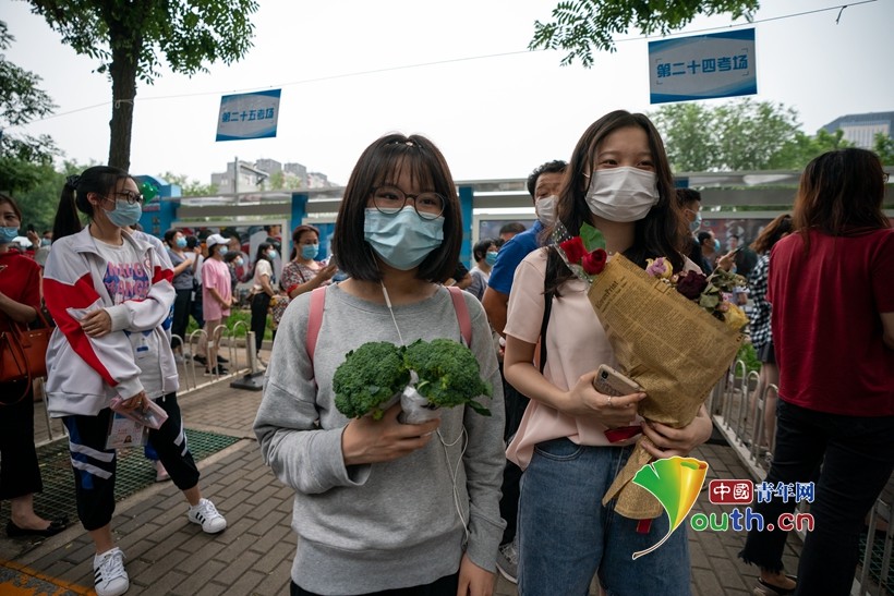 北京中关村中学|2020北京最后一天高考落幕 女孩手持西兰花接考生很另类