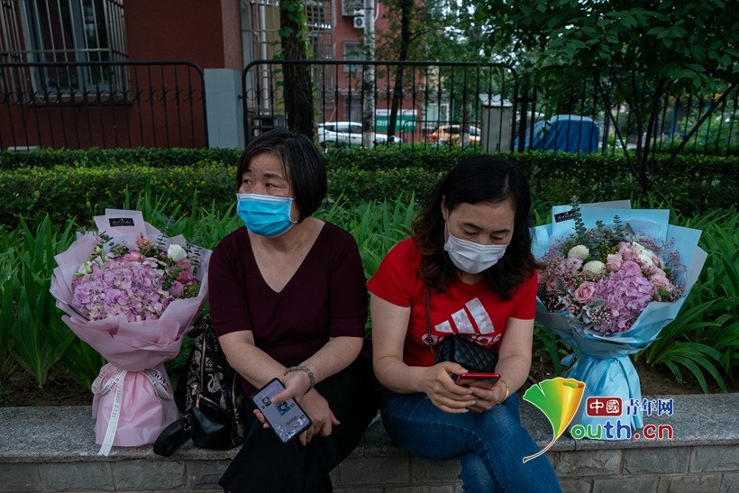 北京中关村中学|2020北京最后一天高考落幕 女孩手持西兰花接考生很另类