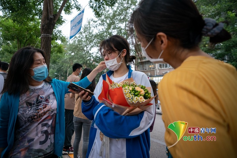 北京中关村中学|2020北京最后一天高考落幕 女孩手持西兰花接考生很另类