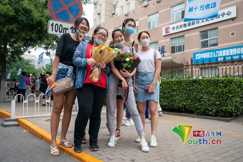 北京中关村中学|2020北京最后一天高考落幕 女孩手持西兰花接考生很另类