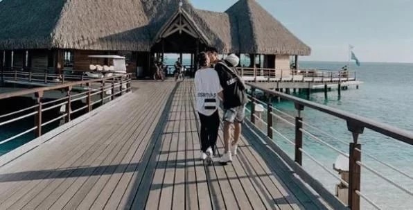 何超莲|窦骁何超莲牵手出席赌王丧礼，成准女婿男友力爆棚，网友：太般配了