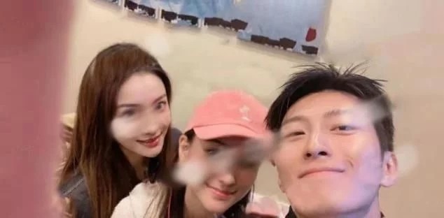 何超莲|窦骁何超莲牵手出席赌王丧礼，成准女婿男友力爆棚，网友：太般配了