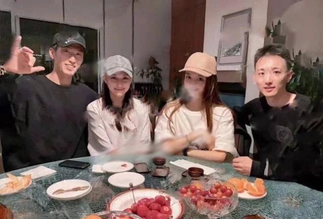 何超莲|窦骁何超莲牵手出席赌王丧礼，成准女婿男友力爆棚，网友：太般配了