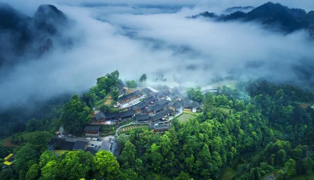 由南自北纵跨湘西州吉首,凤凰,古丈,花垣,保靖,永顺,龙山7个县市