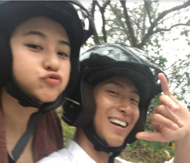 何超莲|窦骁何超莲牵手出席赌王丧礼，成准女婿男友力爆棚，网友：太般配了