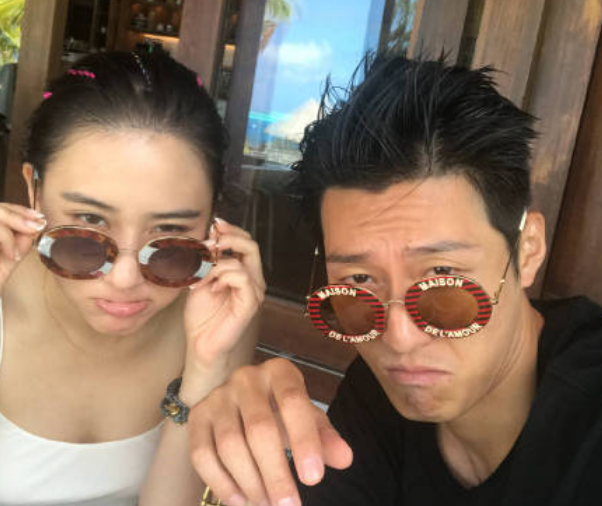 何超莲|窦骁何超莲牵手出席赌王丧礼，成准女婿男友力爆棚，网友：太般配了