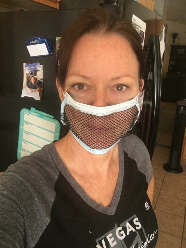 美国反口罩运动兴起,人们戴网眼口罩以示反抗