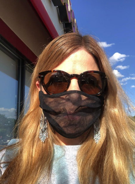 美国反口罩运动兴起,人们戴网眼口罩以示反抗