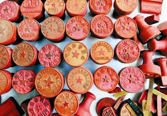 别问为什么能够刻出一模一样的公章,因为这些公章有可能就是那些正规