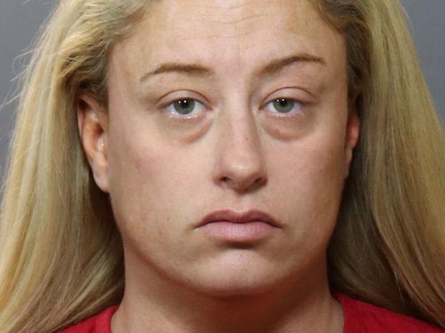 奥莉弗|美母亲枪杀女儿后，编了三个故事骗警察，还想让2岁儿子背锅