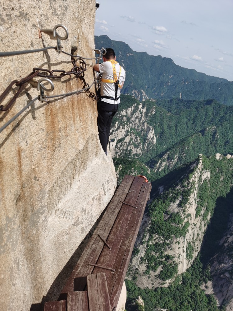 華山長空棧道,腳踏方寸之地,抬眼便是萬丈深淵