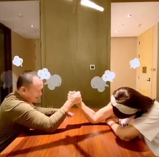 刘涛|刘涛罕晒与老公日常，与王珂掰手腕有说有笑，肱二头肌抢镜