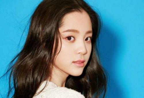 欧阳娜娜|欧阳娜娜耍大牌？拍摄广告助理蹲下给她脱鞋，穿鞋要两个人伺候