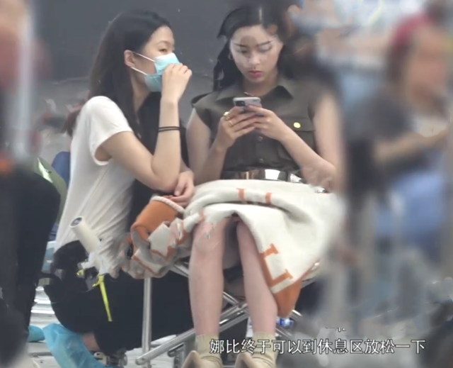 欧阳娜娜|欧阳娜娜耍大牌？拍摄广告助理蹲下给她脱鞋，穿鞋要两个人伺候