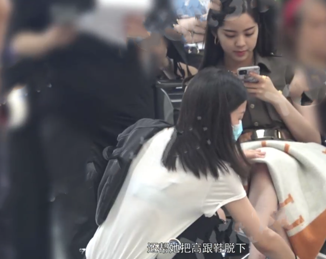 欧阳娜娜|欧阳娜娜耍大牌？拍摄广告助理蹲下给她脱鞋，穿鞋要两个人伺候