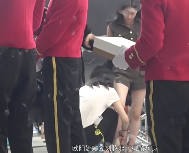 欧阳娜娜|欧阳娜娜耍大牌？拍摄广告助理蹲下给她脱鞋，穿鞋要两个人伺候