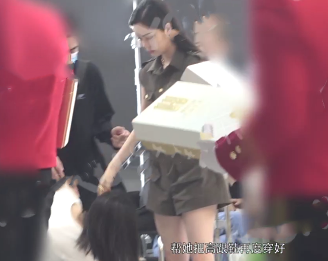 欧阳娜娜|欧阳娜娜耍大牌？拍摄广告助理蹲下给她脱鞋，穿鞋要两个人伺候