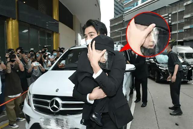 何猷君|何猷君儿子正脸首曝光！鼻梁高挺五官立体太像爷爷赌王，被抱怀中模样乖巧