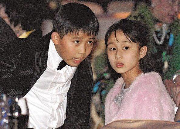 何猷君|何猷君儿子正脸首曝光！鼻梁高挺五官立体太像爷爷赌王，被抱怀中模样乖巧