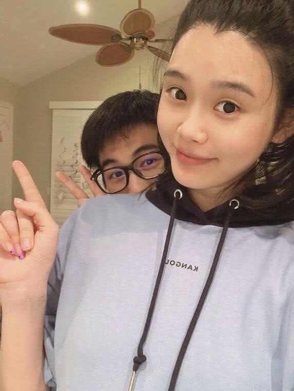 何猷君|何猷君儿子正脸首曝光！鼻梁高挺五官立体太像爷爷赌王，被抱怀中模样乖巧