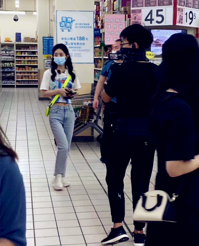 赵丽颖|知情人曝赵丽颖杨幂频繁撞型原因：被挖走的造型师只是临时工