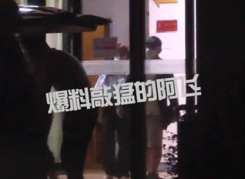 刘涛|刘涛罕晒与老公日常，与王珂掰手腕有说有笑，肱二头肌抢镜