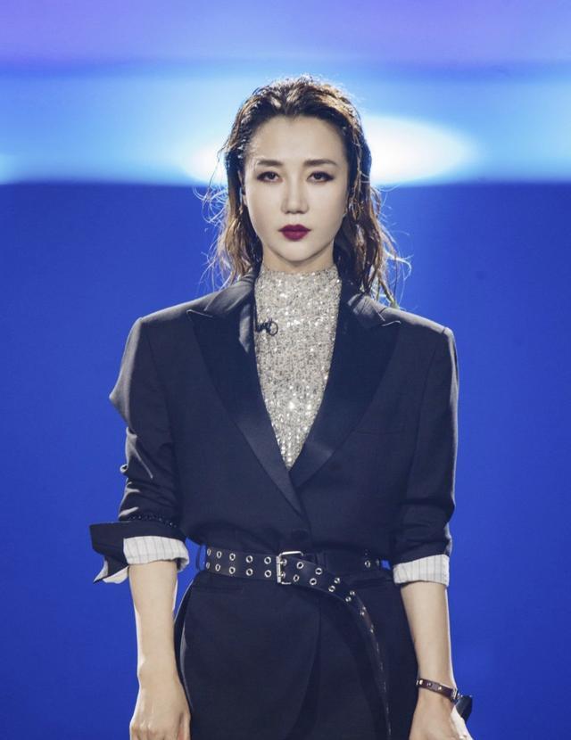 阿朵|《姐姐》淘汰有内幕？圈内人喊话阿朵经纪人，被疑与当年纠纷有关