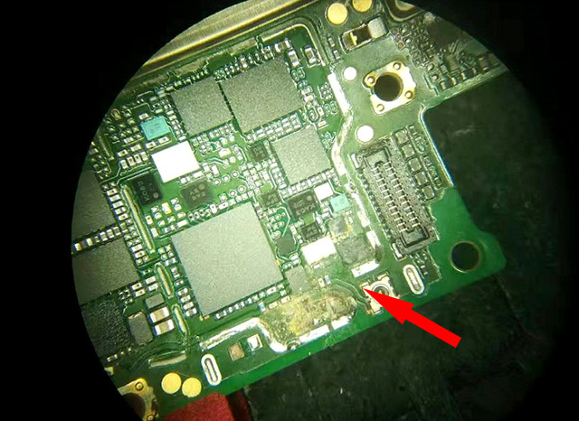 拆开尾插小板发现天线接口引线下来这里一个电容腐蚀料板上信号部分的