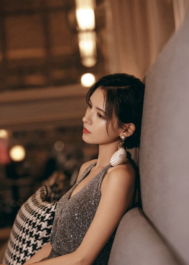 张予曦身穿银色礼裙凸显潮流魅力