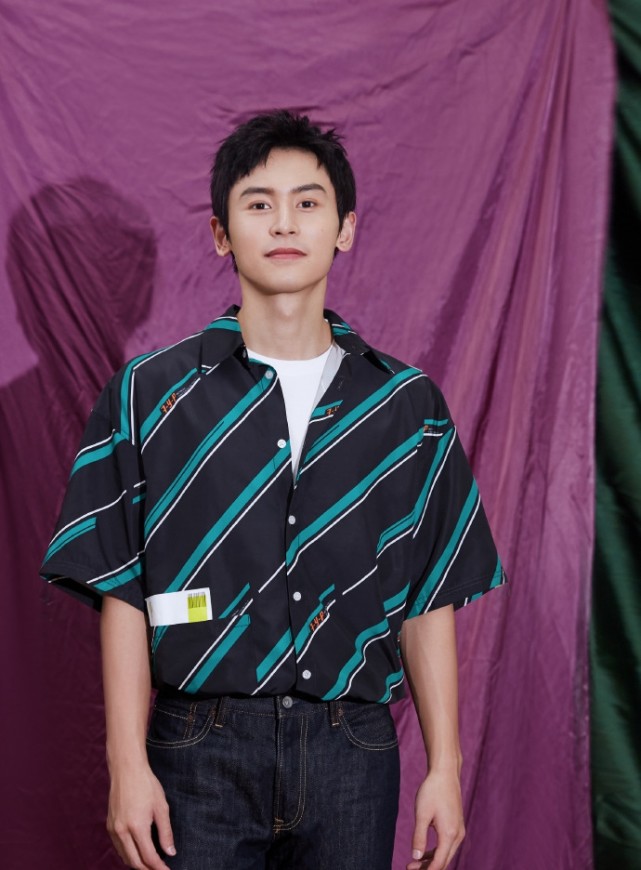 张哲瀚衬衫搭配牛仔裤加上小白鞋,舒适又时