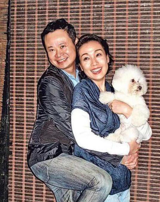 江美仪晒剧照大秀火辣身材,49岁至今未婚,差点成为吴君如弟媳