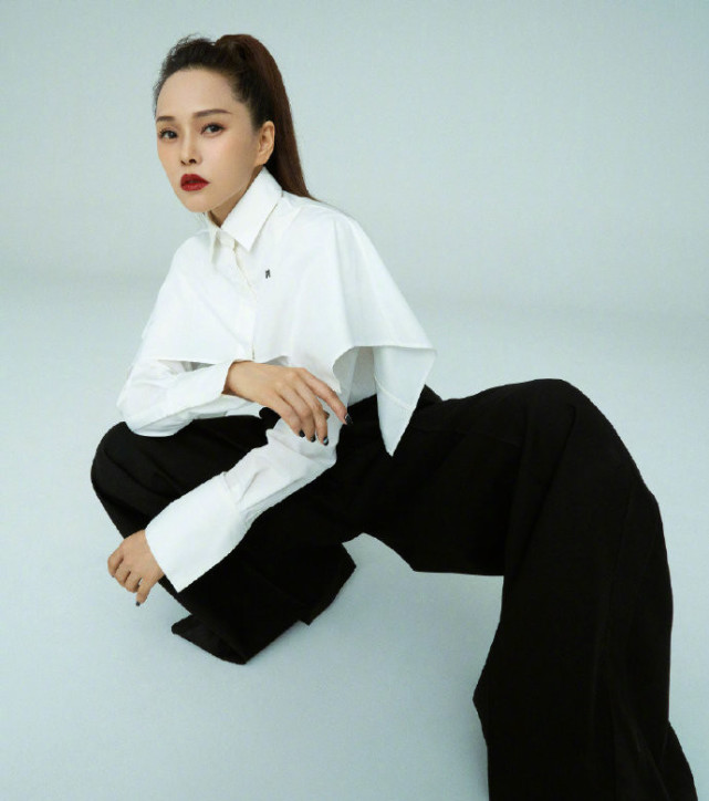 伊能静拍时尚大片将头发扎成高扎马尾英气十足的样子好酷