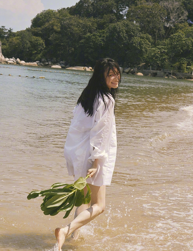 倪妮|倪妮素颜拍海边大片，卸妆后眼睛变周冬雨同款，网友：难怪被分手