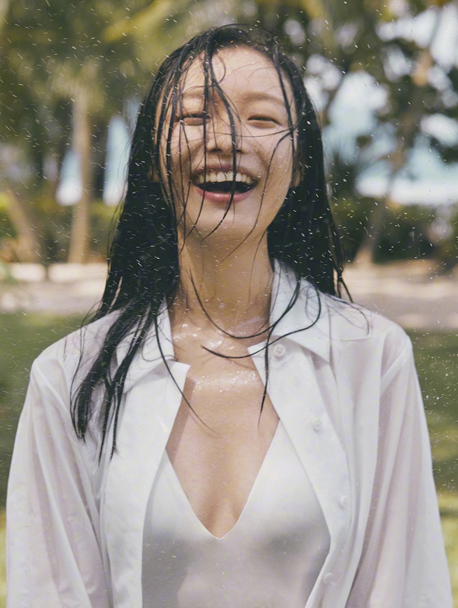 倪妮|倪妮素颜拍海边大片，卸妆后眼睛变周冬雨同款，网友：难怪被分手
