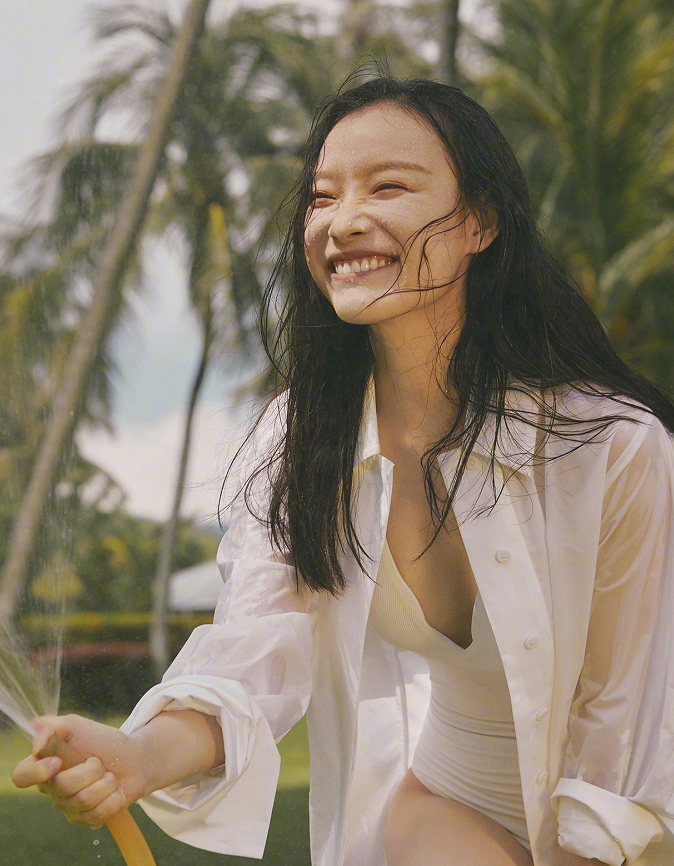 倪妮|倪妮素颜拍海边大片，卸妆后眼睛变周冬雨同款，网友：难怪被分手