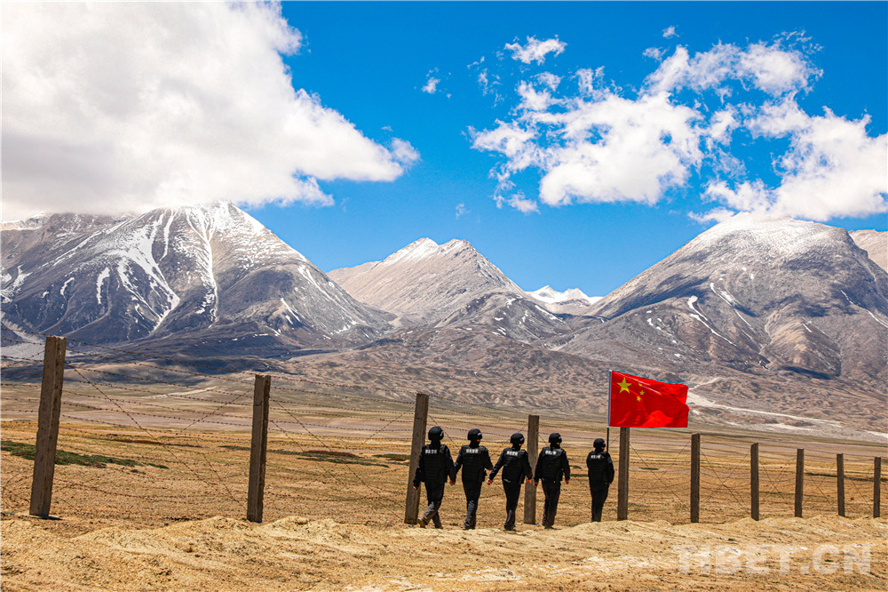 实拍祖国边境线上的移民管理警察巡逻路