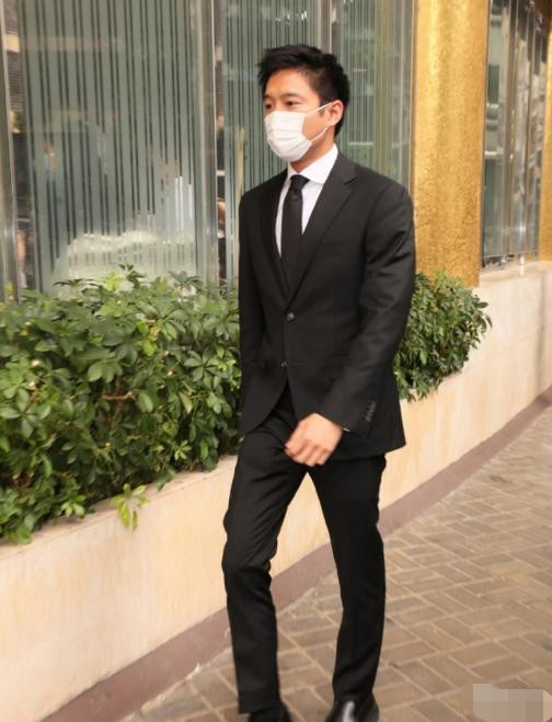 霍家多人祭拜赌王,郭晶晶霍启刚十指紧扣,霍启山紧跟哥嫂像保镖