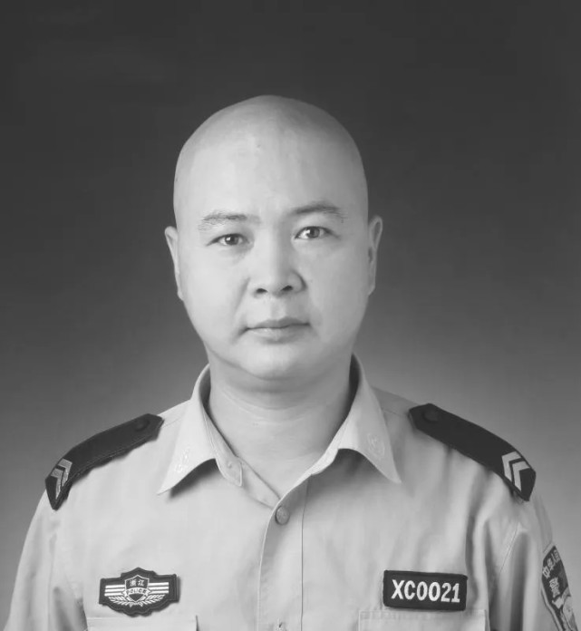 5月10日凌晨,浙江省新昌县公安局交警大队辅警王辉在参与整治大货车