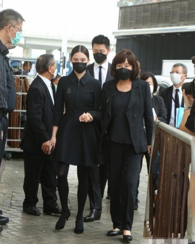 何超莲|何超莲送别赌王后首更动态，深夜晒窦骁健身肌肉照，配文疑透露同居